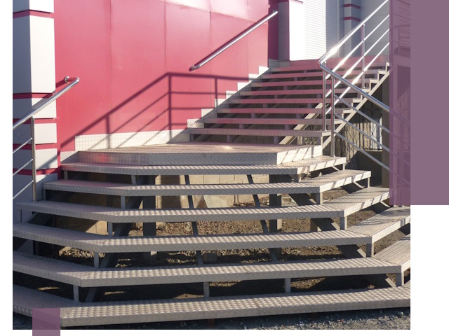 Лестницы для магазина в Тихвине — изготовление и монтаж