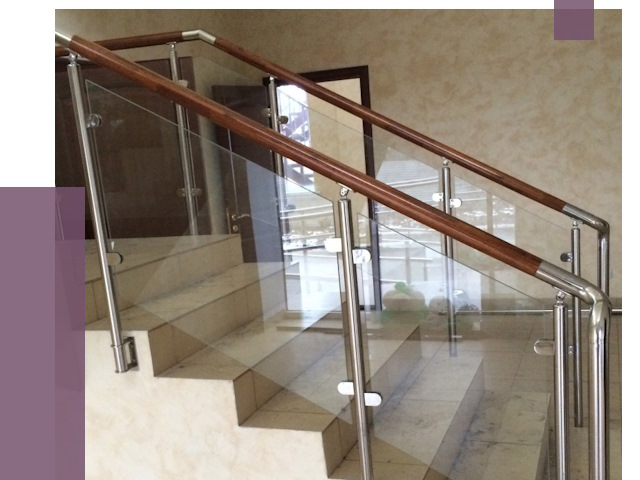 Комбинированные перила из металла и дерева в Тихвине