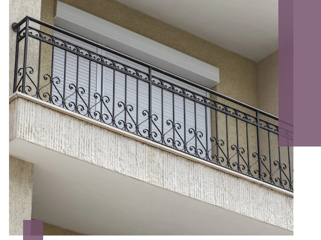 Балконные ограждения из металла и стекла в Тихвине для домов