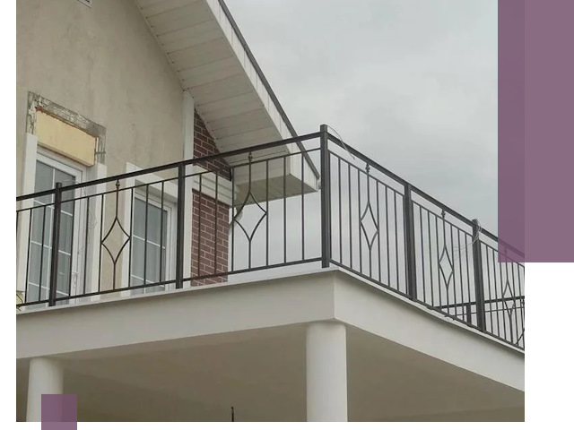 Изготовление балконных ограждений в Тихвине из металла и стекла